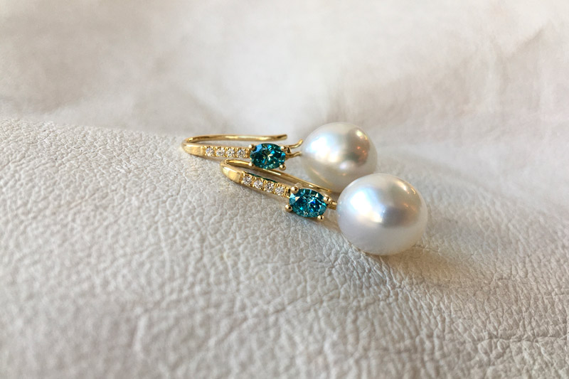 Guldørehængere med ovale blå farvebehandlede diamanter, hvide brillianter i pavé og aftagelige hvide South Sea perler.
