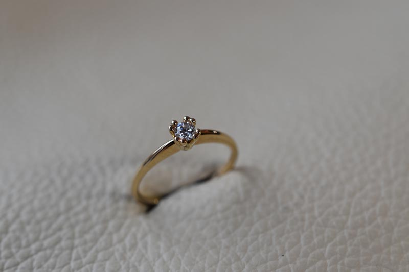 Solitairering i 14kt guld med 0,15ct Top Wesselton VS brilliant