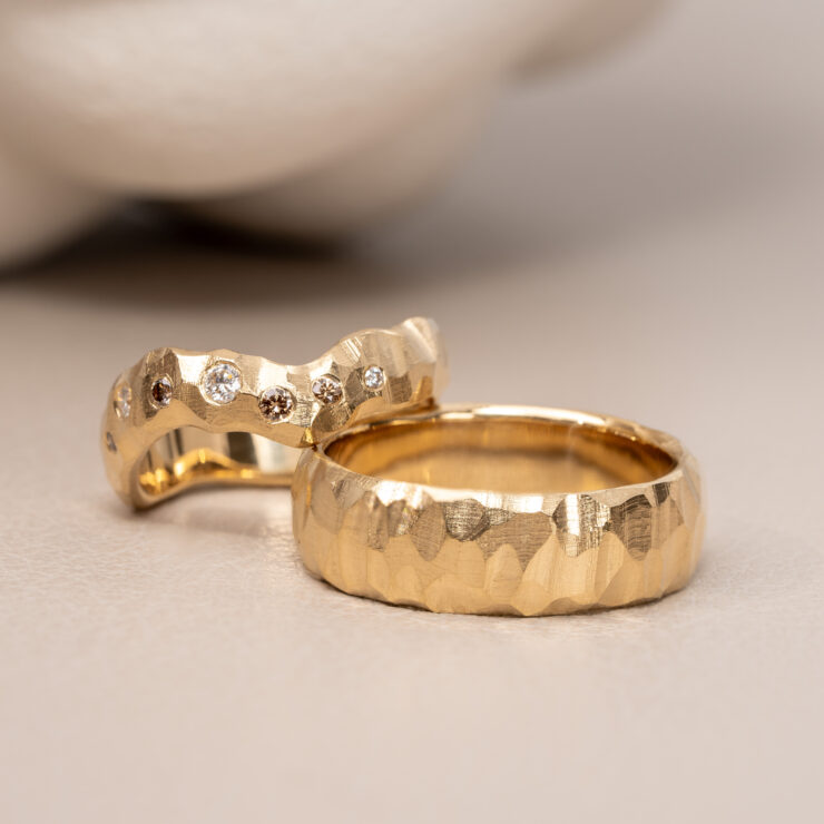 Vielsesringe rustik overflade og stjernedrys