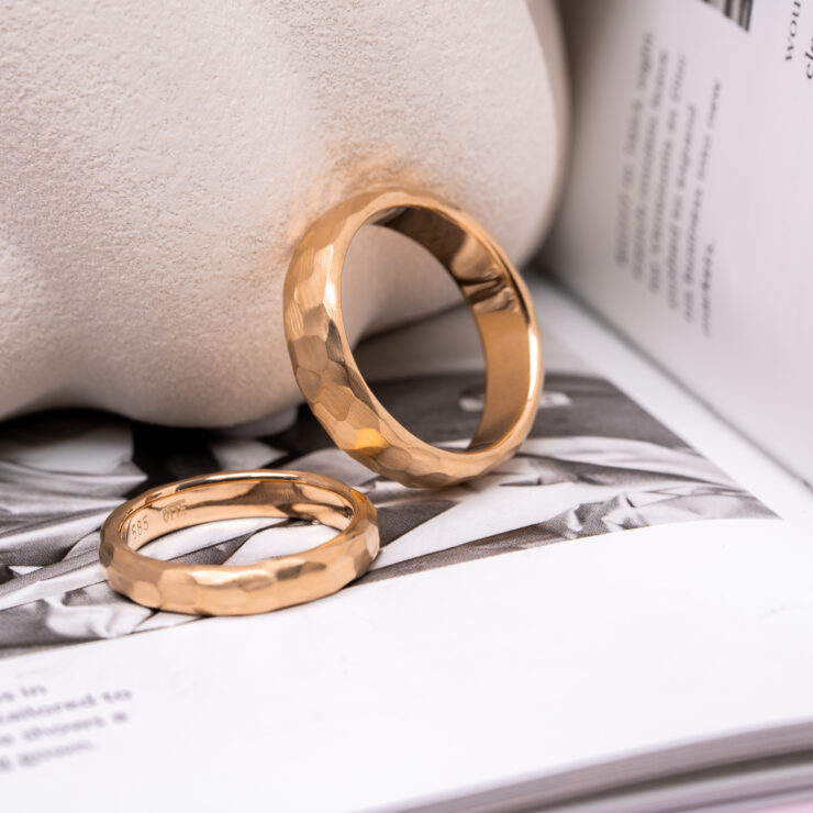 Vielsesringe med hammerslået overflade