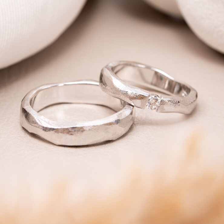 Vielsesringe med filet overflade og brilliant