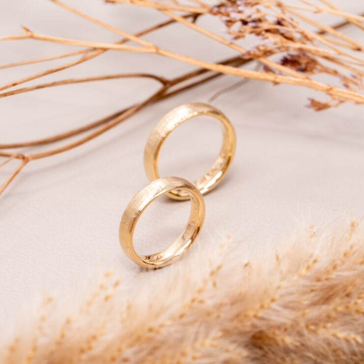 Vielsesringe med bark overflade