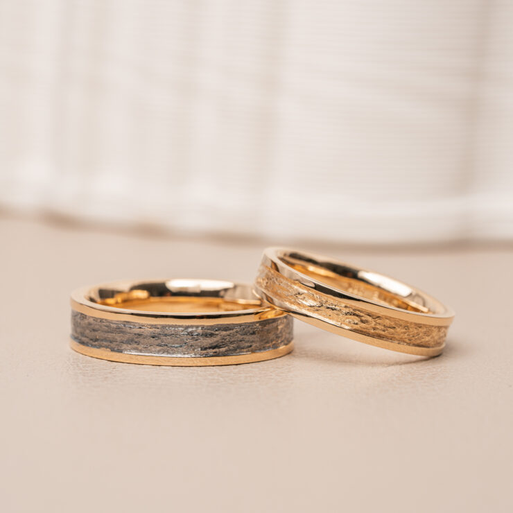 Vielsesringe med rustikt mønster