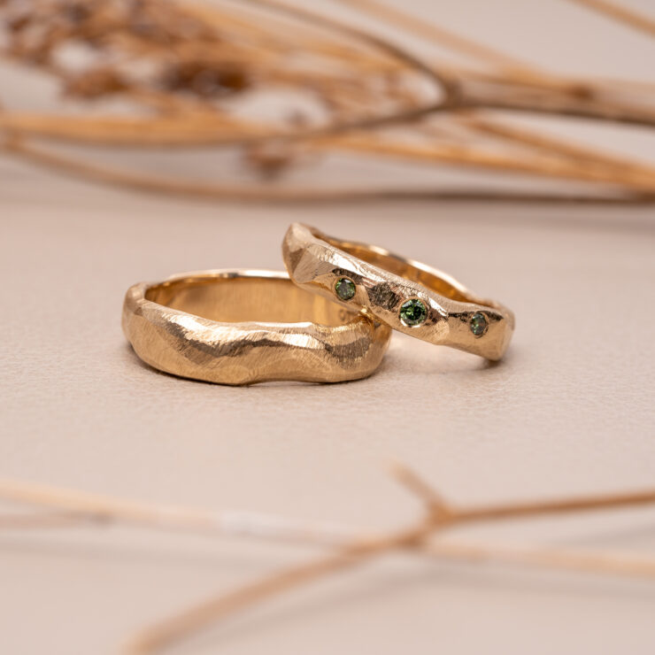 Vielsesringe med filet overflade og stjernedrys