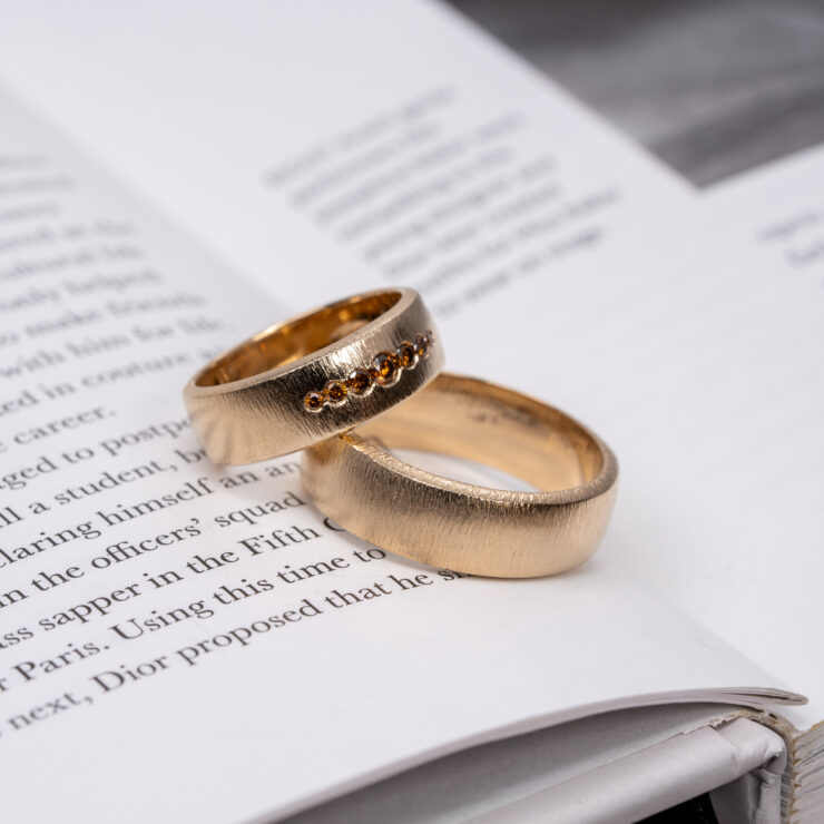 Vielsesringe med rå overflade og brillianter