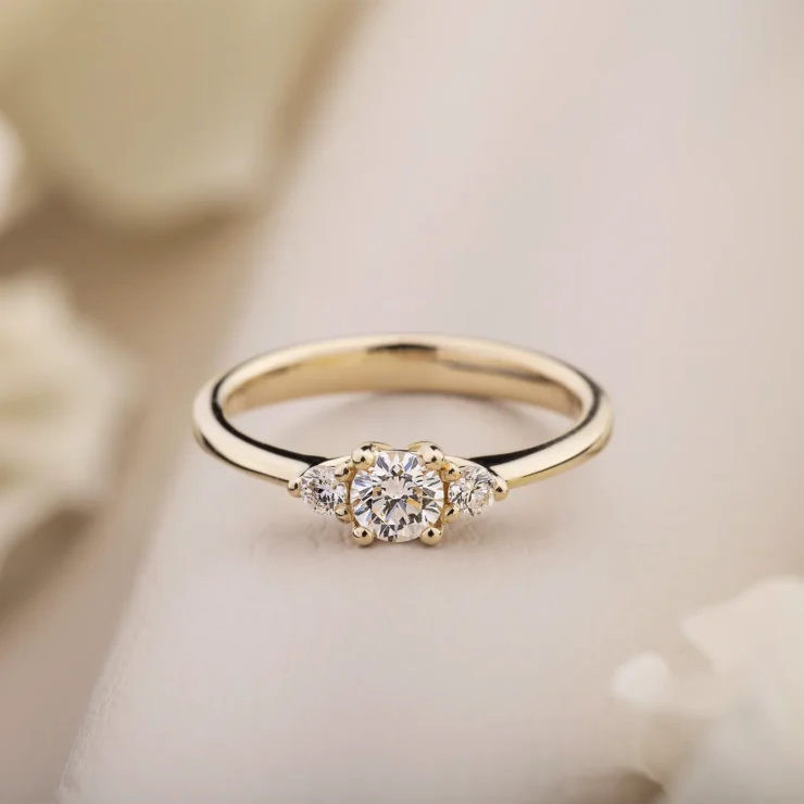 Forlovelsesring med brillianter – 0,30ct TW VS brilliant centersten med GIA certifikat, 2 mindre brillianter i alt 0,10ct TW VS, 14kt gult guld