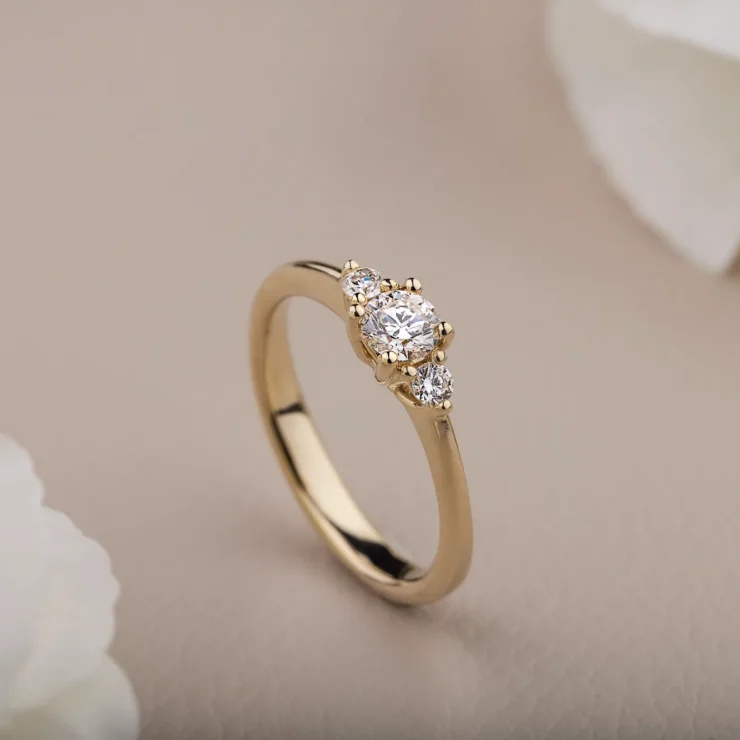 Forlovelsesring med brillianter – 0,30ct TW VS brilliant centersten med GIA certifikat, 2 mindre brillianter i alt 0,10ct TW VS, 14kt gult guld – set fra en anden vinkel