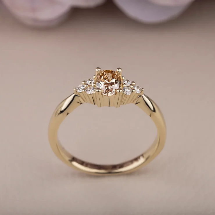 Forlovelse med diamanter – 14 karat med oval 0,50ct champagne og 0,12ct twvs brillianter
