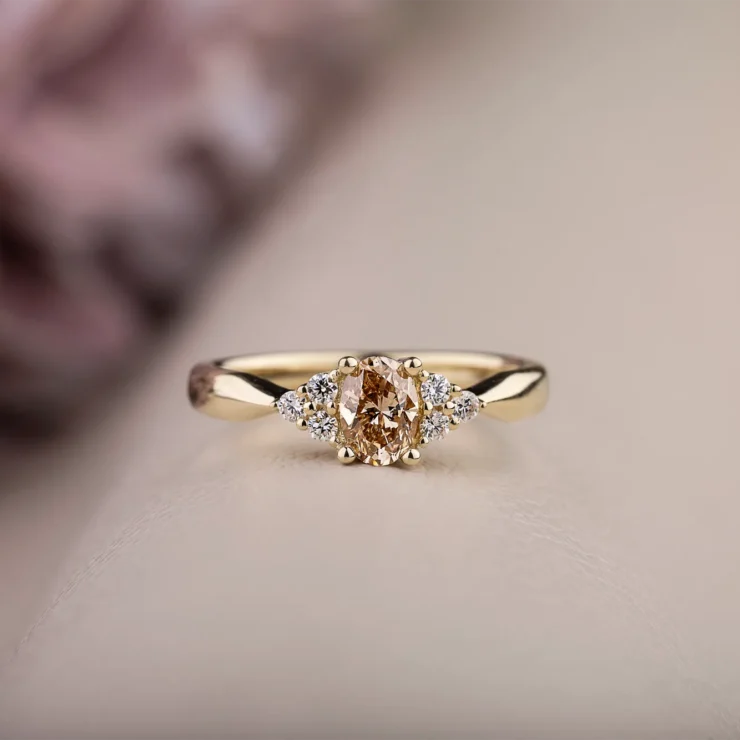 Forlovelse med diamanter – 14 karat med oval 0,50ct champagne og 0,12ct twvs brillianter – set fra en anden vinkel
