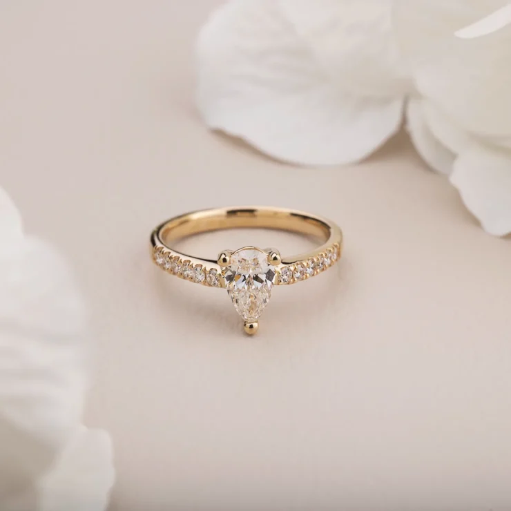 Forlovelse med diamanter – 18 karat med 0,80ct dråbe diamant og 1,04ct twvs brillianter