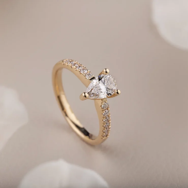 Forlovelse med diamanter – 18 karat med 0,80ct dråbe diamant og 1,04ct twvs brillianter – set fra en anden vinkel
