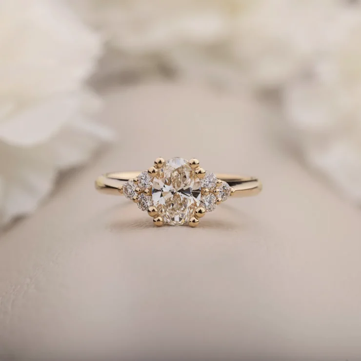 Forlovelse med diamanter – 18 karat med 1,00ct oval diamant og 1,24ct twvs brillianter – set fra en anden vinkel