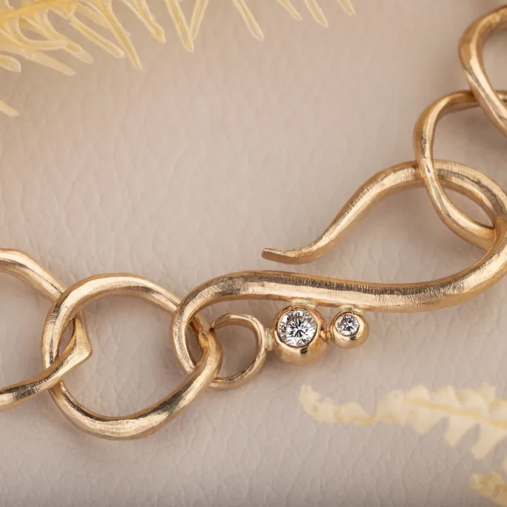 Natur armbånd – 14 karat med 0,12 ct twvs brillianter – set fra en anden vinkel