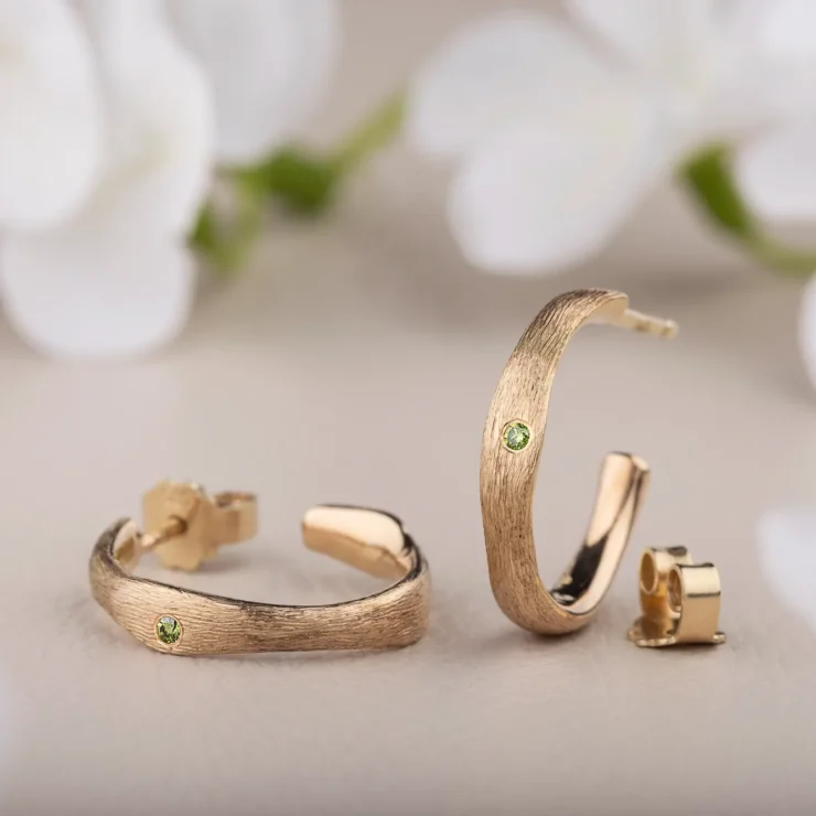 Natur creoler med brillianter – 2 farvehandlede grønne brillianter i alt 0,02ct, 14kt gult guld