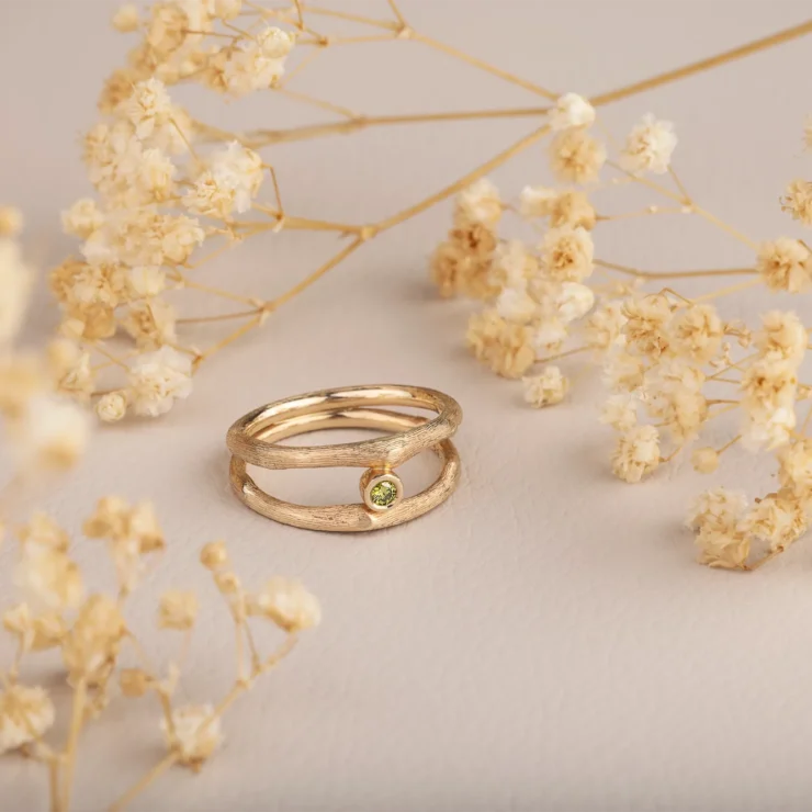 Natur ring med brilliant – 0,05ct farvebehandlet grøn brilliant, 14kt gult guld