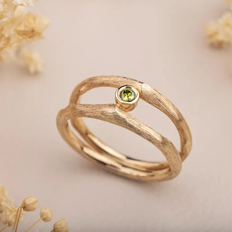 Natur ring med brilliant – 0,05ct farvebehandlet grøn brilliant, 14kt gult guld – set fra en anden vinkel