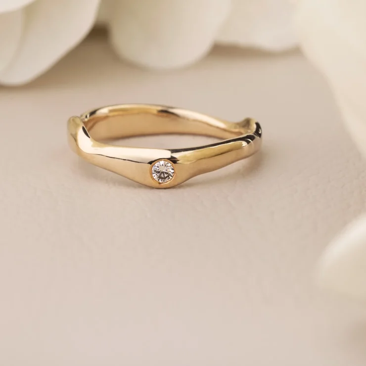 Natur ring med brilliant – 0,05ct TW VS brilliant, 14kt gult guld – set fra en anden vinkel