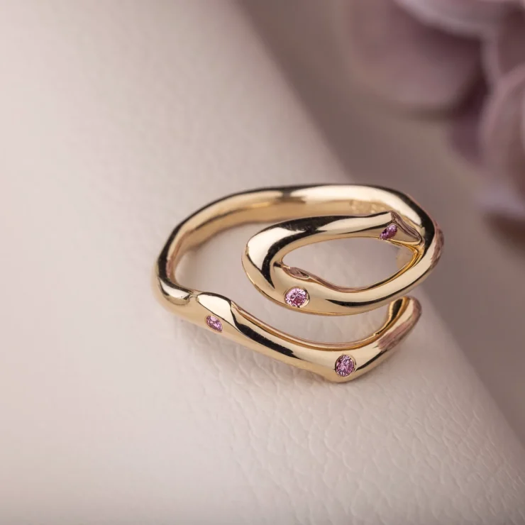 Natur ring med brillianter – 4 behandlede pink brillianter i alt 0,08ct, 14kt gult guld