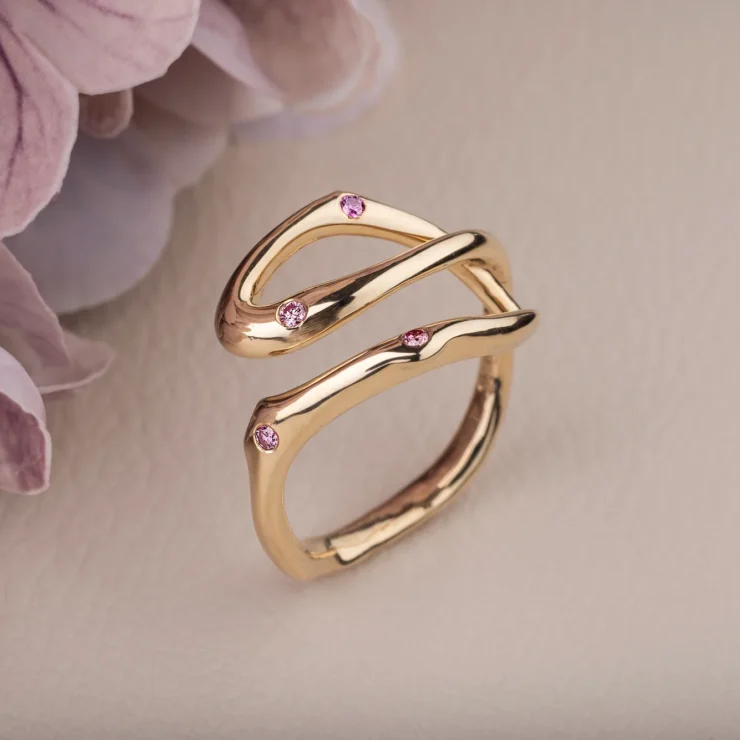 Natur ring med brillianter – 4 behandlede pink brillianter i alt 0,08ct, 14kt gult guld – set fra en anden vinkel