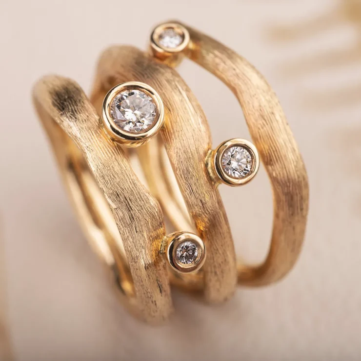 Natur ring med brillianter – 4 brillianter i alt 0,34ct TW VS, 14kt gult guld – set fra en anden vinkel