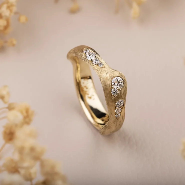 Natur ring med brillianter – 9 TW VS brillianter i alt 0,22ct, 14kt gult guld