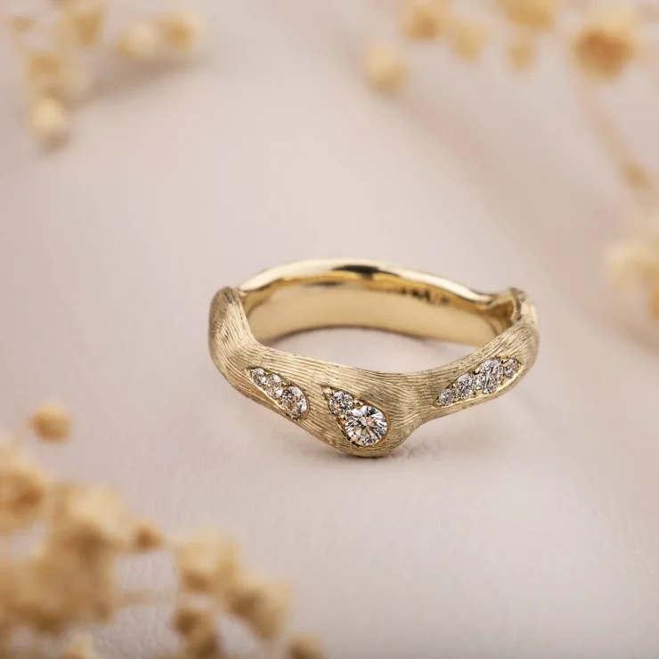 Natur ring med brillianter – 9 TW VS brillianter i alt 0,22ct, 14kt gult guld – set fra en anden vinkel