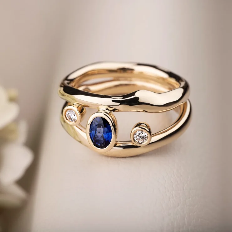 Natur ring med safir og brilliant – Oval blå safir, 2 brillianter i alt 0,12ct TW VS, 14kt gult guld
