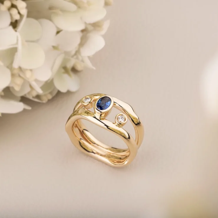 Natur ring med safir og brilliant – Oval blå safir, 2 brillianter i alt 0,12ct TW VS, 14kt gult guld – set fra en anden vinkel