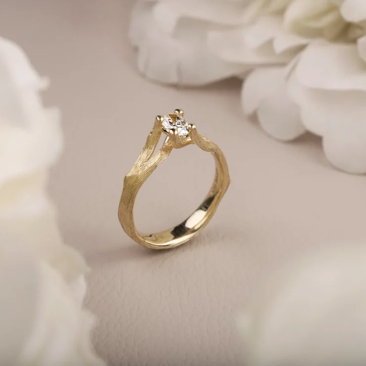 Natur solitairring med oval diamant