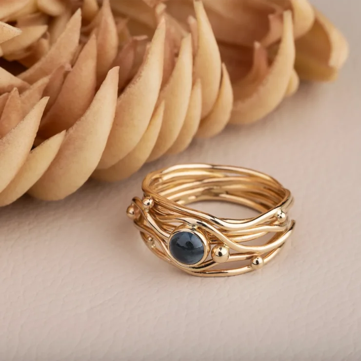 Organisk ring med topas – Blå topas cabochon, 14kt gult guld