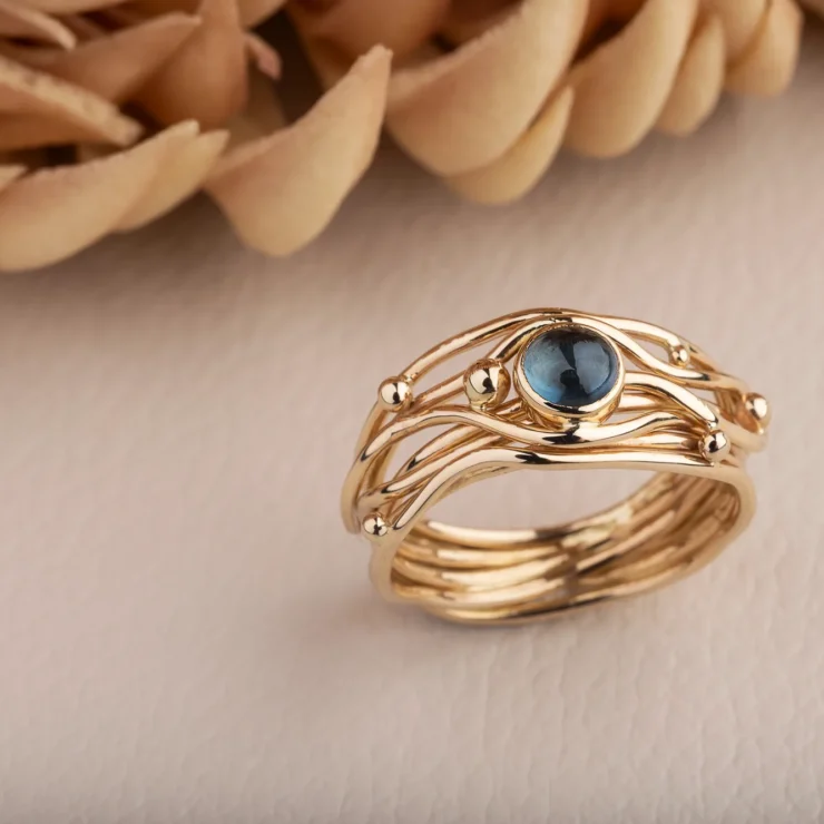 Organisk ring med topas – Blå topas cabochon, 14kt gult guld – set fra en anden vinkel