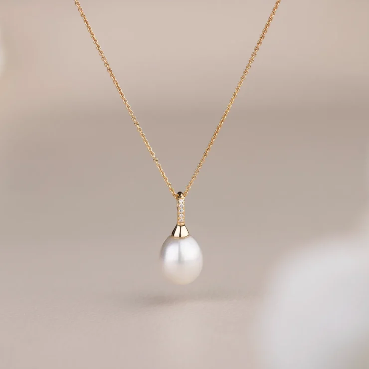 Perlevedhæng med brillianter – Hvid dråbeformet South Sea perle B kvalitet, 5x0,005ct TW VS brillianter, 18kt gult guld