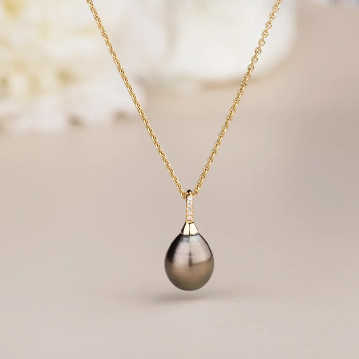 Perlevedhæng med brillianter – Fancy grøn dråbeformet Tahiti perle B kvalitet, 5x0,005ct TWVS brillianter, 18kt gult guld