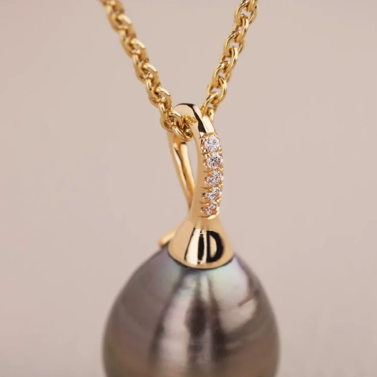Perlevedhæng med brillianter – Fancy grøn dråbeformet Tahiti perle B kvalitet, 5x0,005ct TWVS brillianter, 18kt gult guld – set fra en anden vinkel