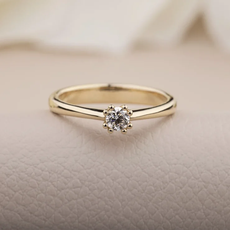 Solitaire med brilliant – 0,20ct TW VS brilliant, 14kt gult guld – set fra en anden vinkel