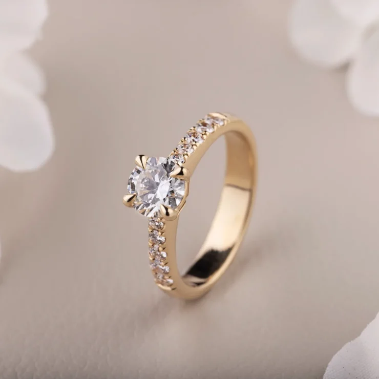 Solitaire med diamantbånd – 0,40ct TW VS brilliant med GIA certifikat, 10 mindre brillianter i alt 0,15ct TW VS, 18kt gult guld