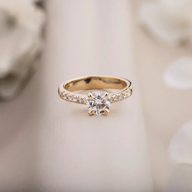 Solitaire med diamantbånd – 0,40ct TW VS brilliant med GIA certifikat, 10 mindre brillianter i alt 0,15ct TW VS, 18kt gult guld – set fra en anden vinkel