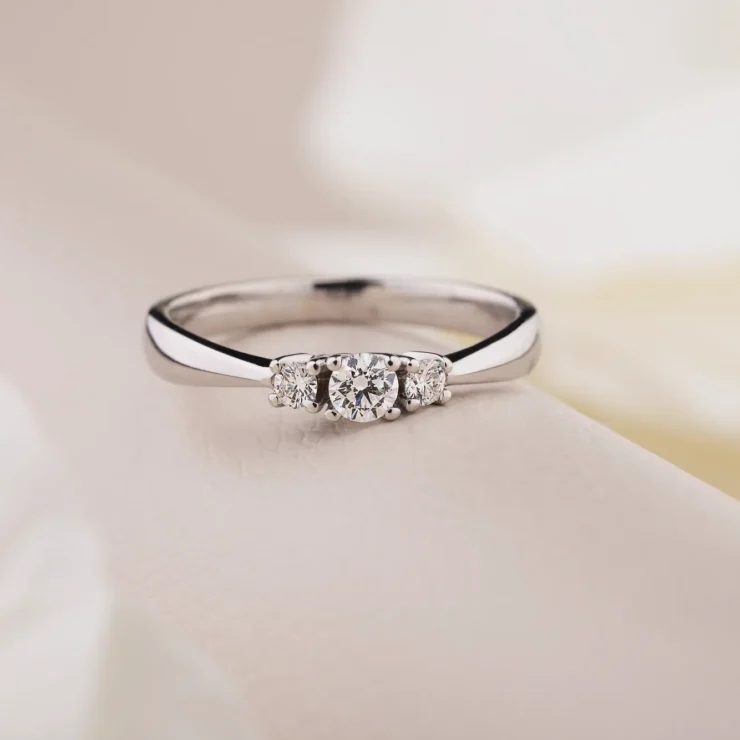 Trinity ring – 0,20ct TW VS brilliant centersten, 2 mindre brillianter i alt 0,14ct TW VS, 14kt hvidguld – set fra en anden vinkel
