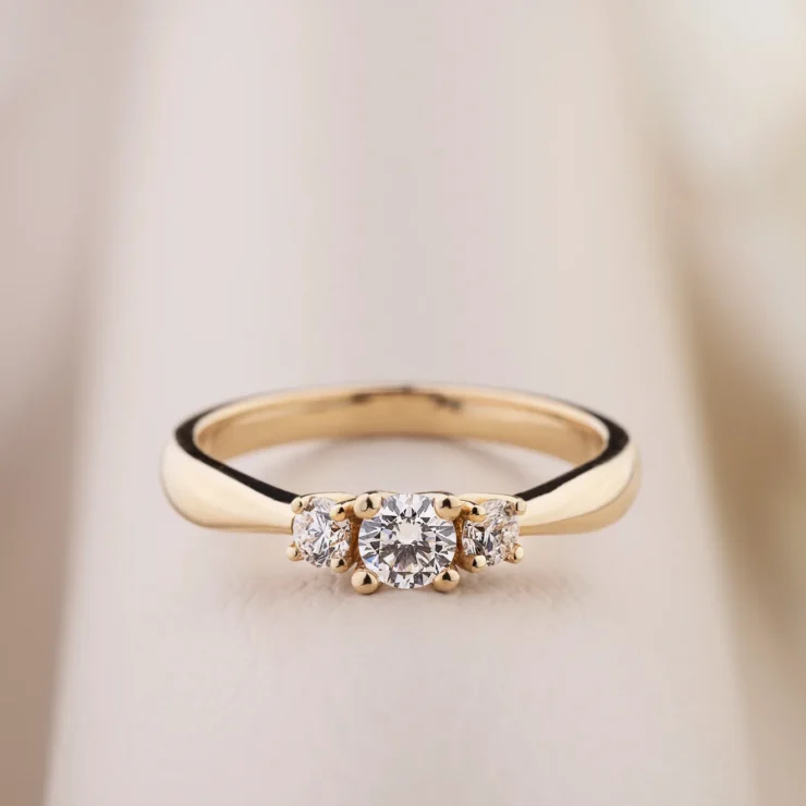 Trinity ring – 0,25ct TW VS brilliant centersten, 2 mindre hvide brillianter i alt 0,20ct TW VS, 14kt gult guld – set fra en anden vinkel
